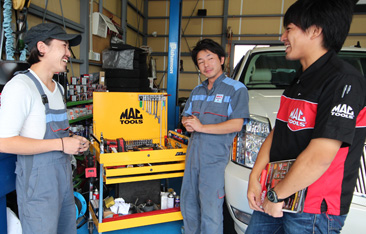 ドイツ車や国産車を中心に整備・修理を手がける波多野自動車の店長山田直也さん、メカニックの三澤宏展さんと。