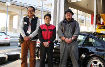 「YOSHIDA AUTO」の小幅マネージャー（右）、山本メカニックと、新旧ポルシェをはじめ、輸入車を中心とした販売・整備・修理を手がけている。